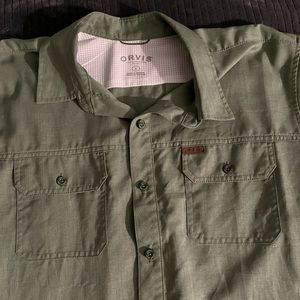 Size L men’s short sleeve button down